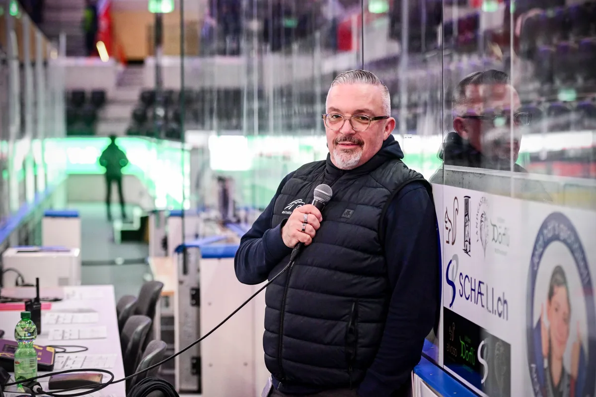 Giovanni Mart ist seit einem Vierteljahrhundert als Speaker für die ZSC Lions im Einsatz - und jetzt erstmals auch an Olympia. Giovanni Mart ist seit einem Vierteljahrhundert als Speaker für die ZSC Lions im Einsatz - und jetzt erstmals auch an Olympia.