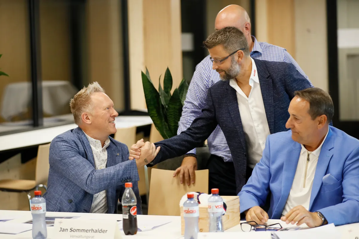 Anjo Urners Chefs: Tit-Pit-Chef und Ex-Kloten-VRP Mike Schälchli (links) begrüsst seinen Nachfolger Jan Schibli. Zwei Männer machen einen Sportlerhandschlag.