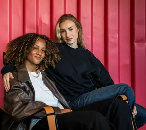 24672030-14 Seit zweieinhalb Jahren ein Paar: Fussballerin Aurélie Csillag (l.) und Leichtathletin Lilly Nägeli beim Fototermin in einem Zürcher Restaurant.