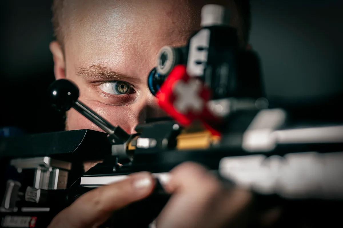 Pascal Bachmann gehört zu den besten Gewehr-Sportschützen über 300 Meter. Pascal Bachmann aus Wila mit seinem Gewehr.