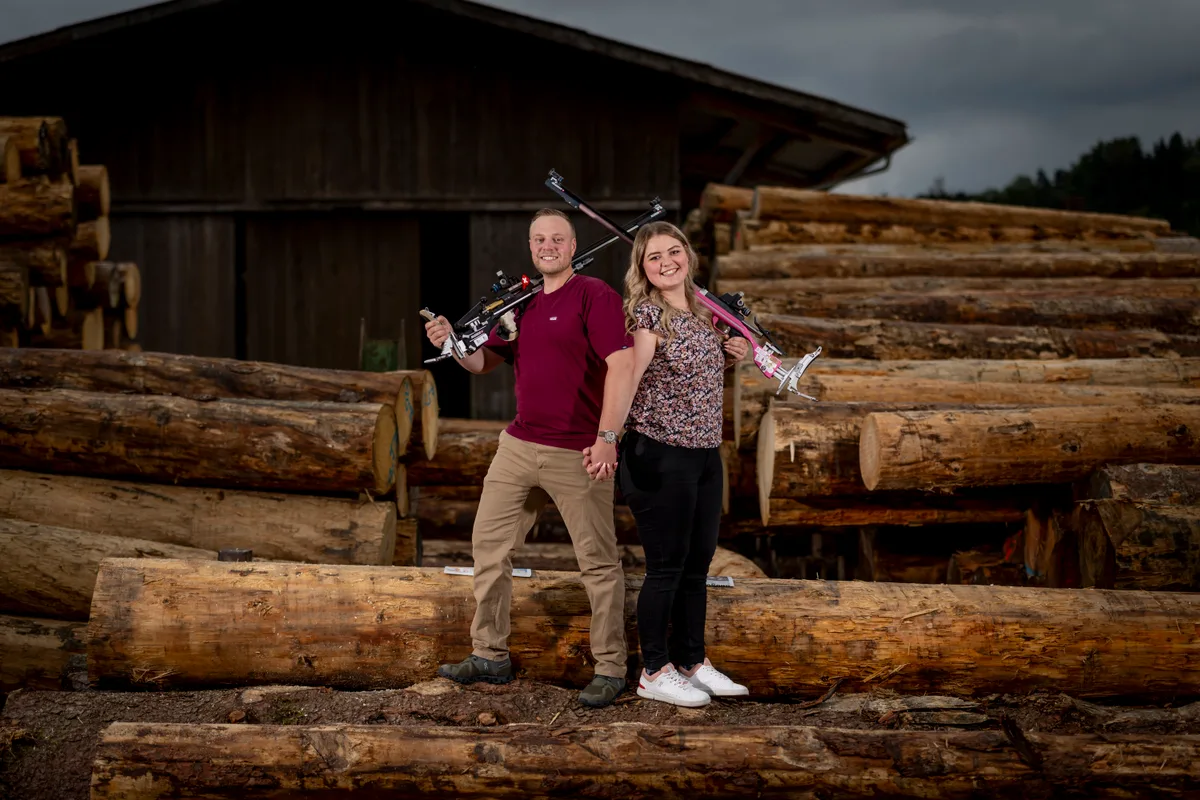 «Sie ist eine gute Verkäuferin»: Pascal Bachmann mit seiner Verlobten Anja Senti. Pascal Bachmann und Anja Senti im Sägerei-Familienbetrieb in Wila.