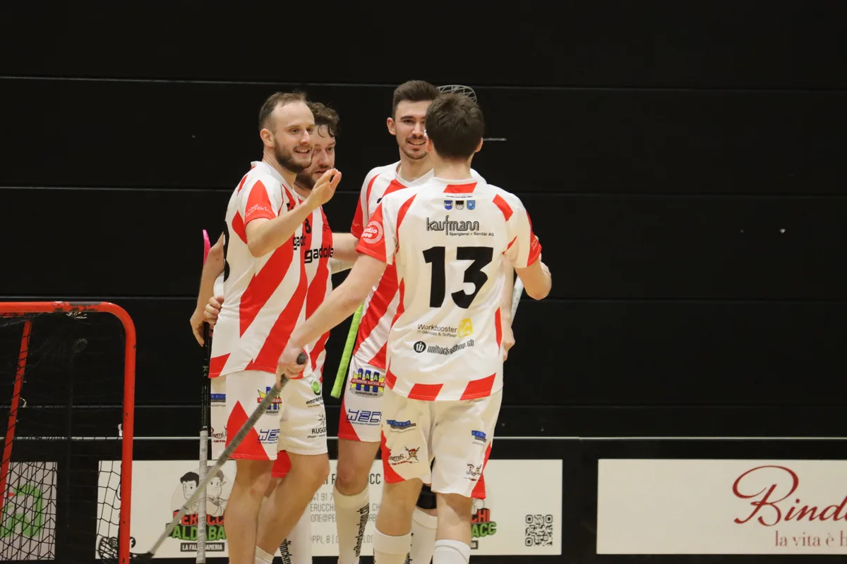 Die Spieler des UHC Pfannenstiel freuen sich über den Sieg gegen Gordola.
