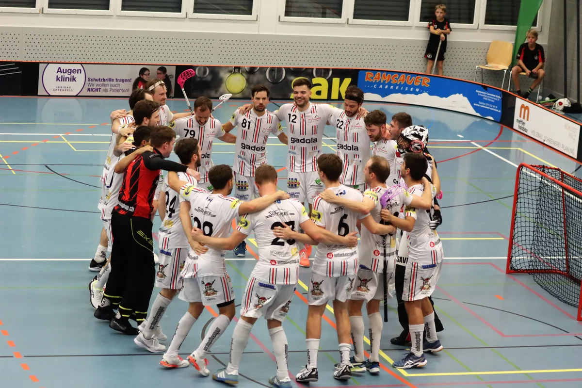 Die Spieler des UHC Pfannenstiel jubeln nach dem hart erkämpften Sieg in Herisau. Pfanni siegt in Herisau