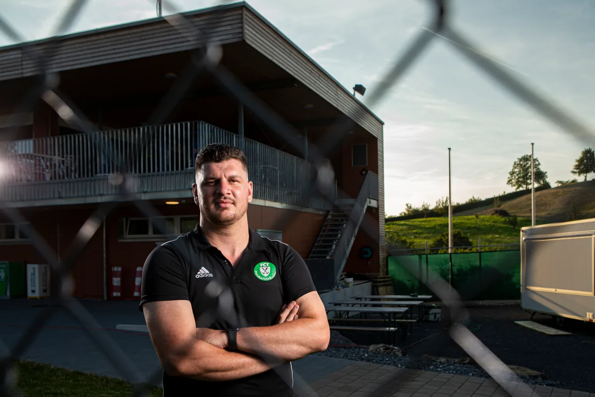 Thalwils Teammanager Aykut Ugras gut sichtbar vor dem neuen Klubgebäude des FC Thalwil.