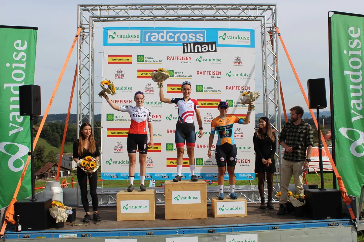 Das Siegerpodest der Frauen am Radcross Illnau