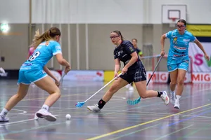 28679043-3 Riders-Spielerin Kate Meldere zwischen zwei Churerinnen.