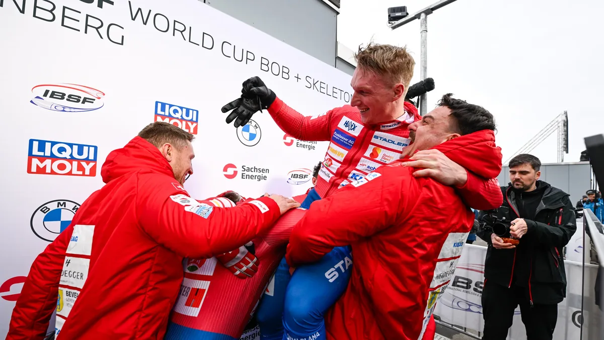 Der Tösstaler Anschieber Dominik Schläpfer lässt sich nach dem Weltcup-Podestplatz von seinen Teamkollegen feiern.
