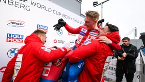 24432454-3 Der Tösstaler Anschieber Dominik Schläpfer lässt sich nach dem Weltcup-Podestplatz von seinen Teamkollegen feiern.