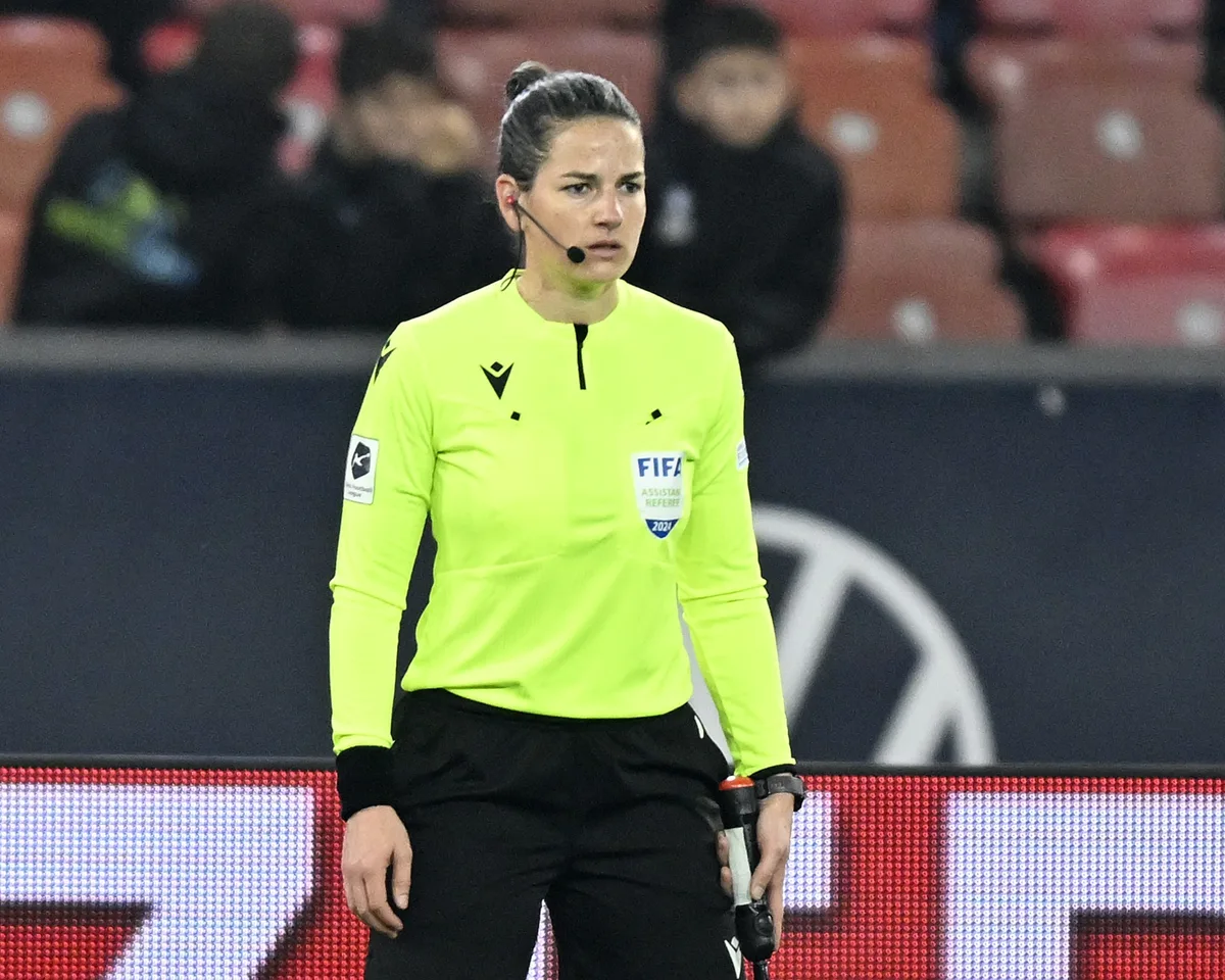 Schiedsrichterassistentin Linda Schmid beim Fussballspiel der Super League Grasshopper Club Zuerich gegen den FC Basel im Stadion Letzigrund in Zuerich am Samstag, 17. Februar 2024. (KEYSTONE/Walter Bieri )