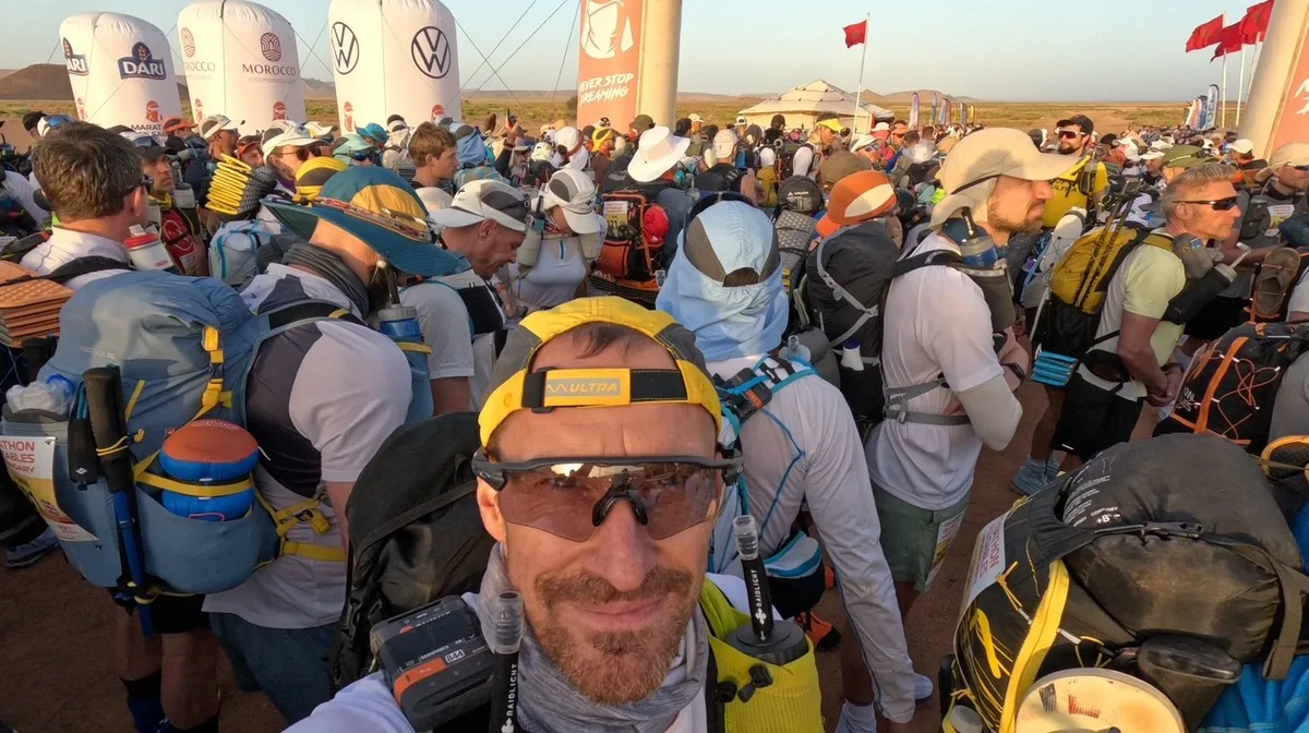 Bereit und guter Dinge: Benno Schöb am Start einer Etappe. Leichtathletik Ultramarathon