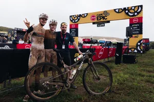 29439829-9 Felix Stehli (Mitte) posiert im Ziel der 3. Etappe.