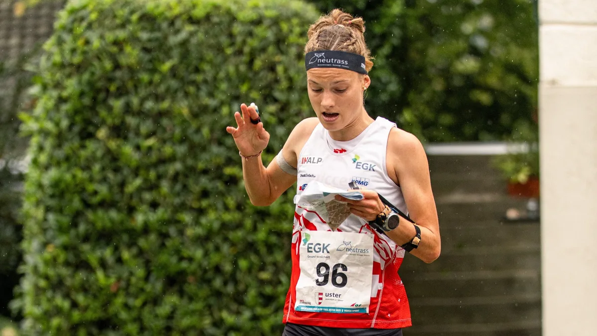 Simona Aebersold gewann den Sprint und zugleich den Gesamtweltcup. Eine OL-Läuferin richtet ihren Blick auf die Karte.