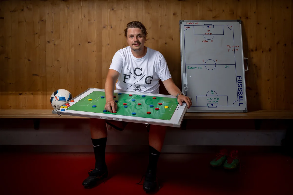 Simon Schaich, Assistenztrainer des FC Greifensee, porträtiert auf dem Grossriet.
