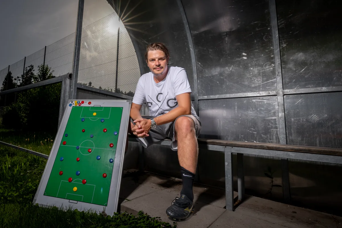 Simon Schaich, Assistenztrainer des FC Greifensee, porträtiert auf dem Grossriet.