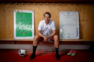 29941206-1 Simon Schaich, Assistenztrainer des FC Greifensee, portraitiert auf dem Grossriet