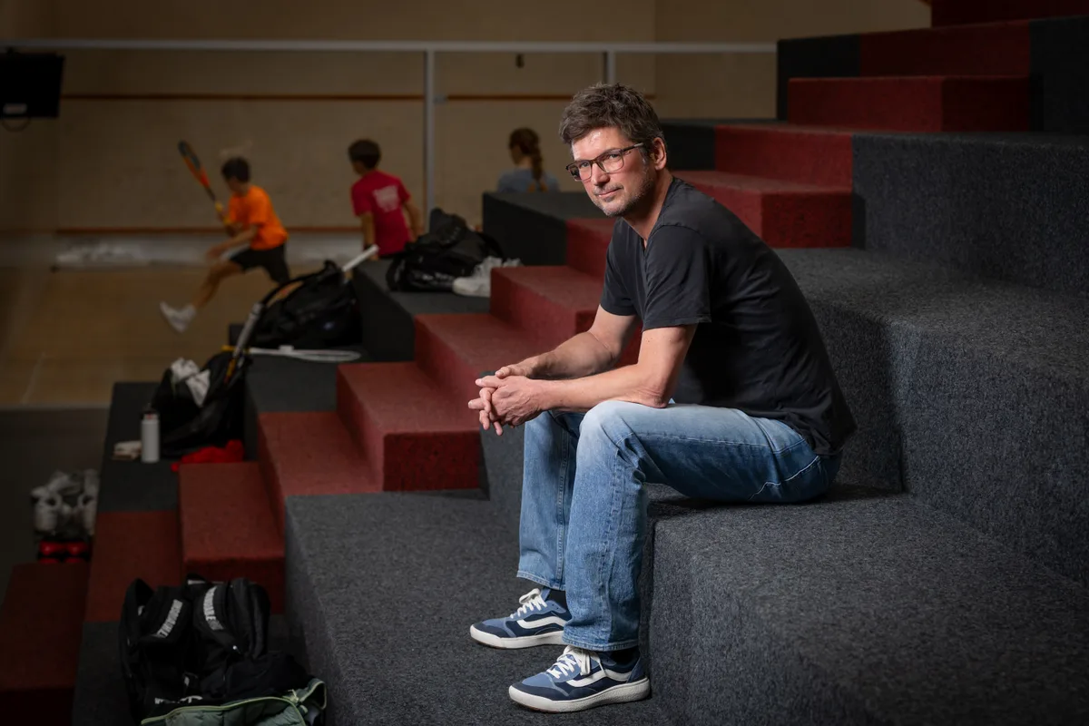Florian Pössl ist froh, im Sportbereich tätig zu sein. «Ich wollte wieder da arbeiten, wo die Leute freiwillig zu einem kommen.» Squashtrainer Florian Pössl porträtiert in der Squasharena Uster