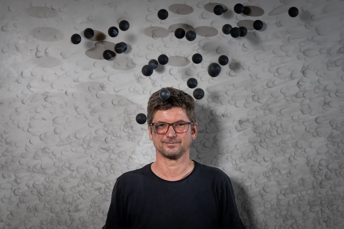 Der Ustermer Trainer Florian Pössl lässt Squash-Bälle auf sich regnen. Keine Angst, er hat die Fotosession ohne blaue Flecken überstanden. Squashtrainer Florian Pössl portraitiert in der Squasharena Uster
