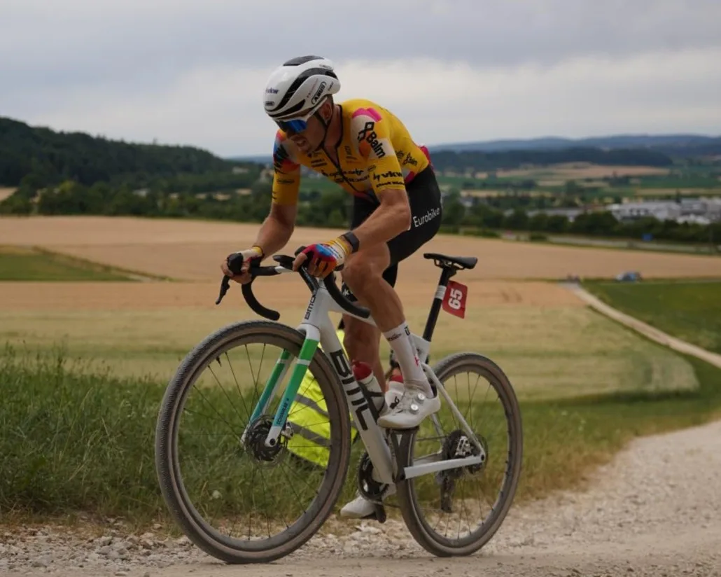 Auf unbefestigten Wegen kann Felix Stehli seine Stärken voll ausspielen. Ein Gravel-Biker fährt einen Feldweg hoch – im Wiegetritt.