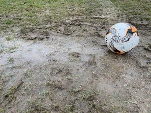 11239687-8 Schlechte Platzverhältnisse für ein Fussballspiel.