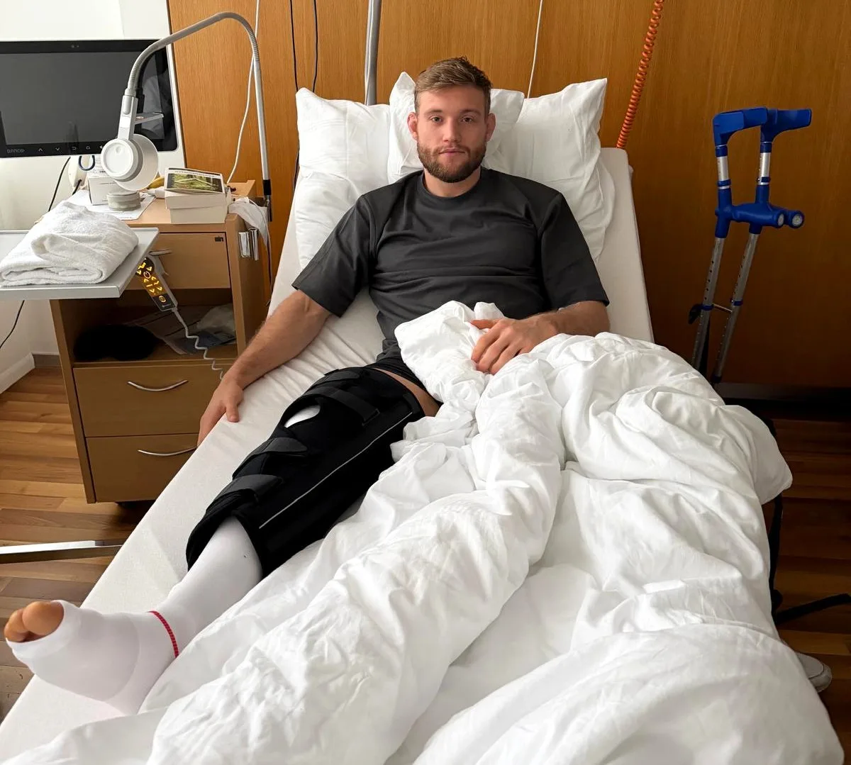 Ein Mann liegt in einem Spitalbett.