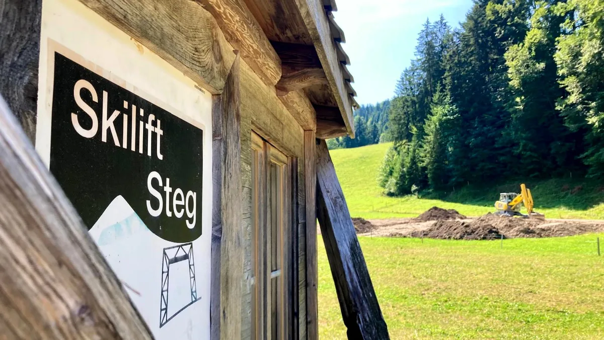 Beim Parkplatz des Skilifts Steg beginnt die Trailrunde. Ein Schild mit der Aufschrift Skilift Steg.