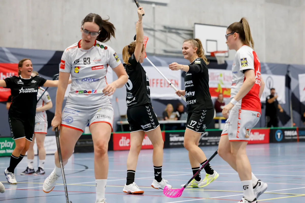 Laupen Noemi Walser, iinks, und Yara Hofmann bejubeln das 1:0.