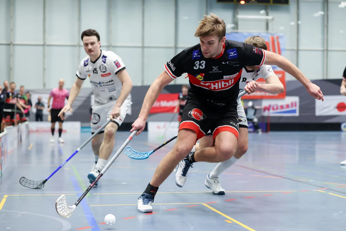 Usters Daniels Janis Anis entwischt zwei Baslern.