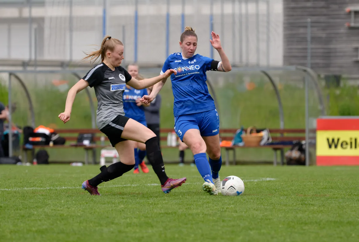 Effretikons Fabienne Siegenthaler gegen Phoenix Seens Sarina Reutemann FC EFFRETIKON FRAUEN (BLAU) - FC PHOENIX SEEN FRAUEN (GRAU) am 07. 05. 2023 in Illnau-Effretikon, Sportplatz Eselriet, Schweiz. Foto: Urs Kindhauser.