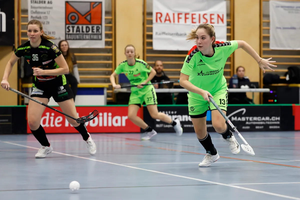 Laupens Topskorerin Vanessa Kapp (rechts) blieb gegen Qualifikationssieger und Playoff-Gegner Emmental Zollbrück (Michelle Gerber) für einmal erfolglos