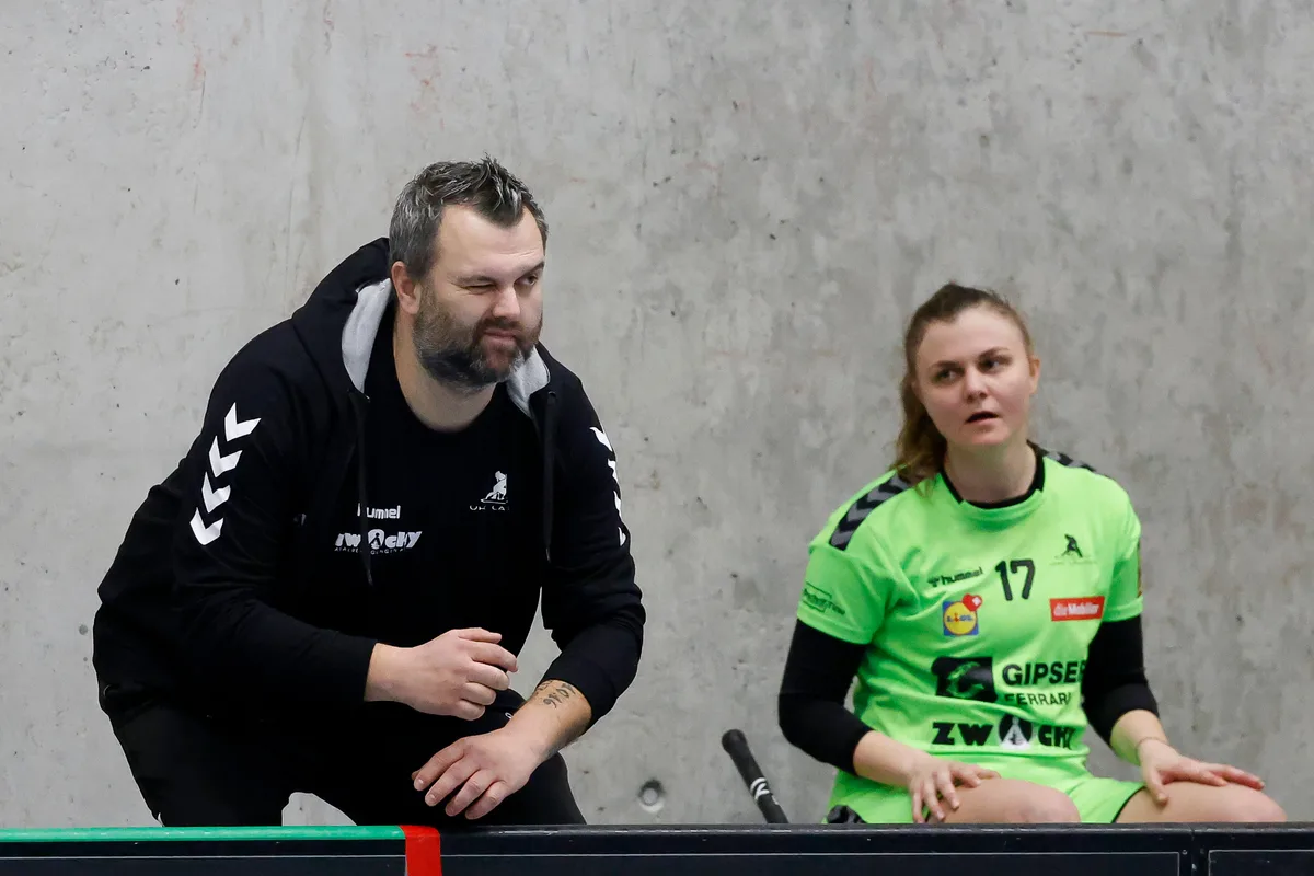 Auf Laupens Coach Yves Kempf und Angreiferin Yara Hofmann wartet in den Playoffs wieder eine schwierige Aufgabe.