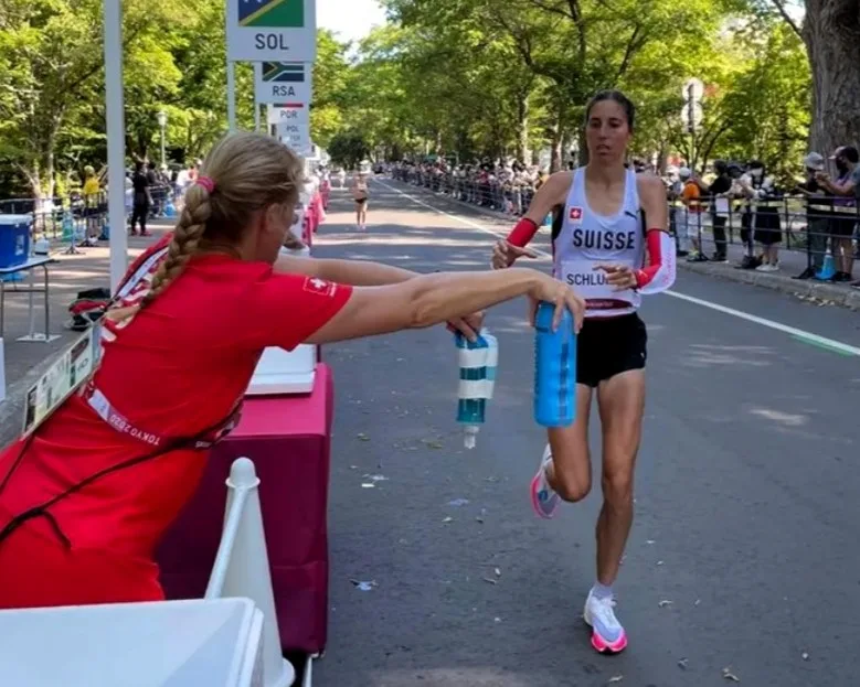 Hier kommt der Nachschub: Beim hohen Tempo der Marathonläuferinnen muss bei der Übergabe alles stimmen, sonst klappt sie nicht. Fabienne Schlumpf