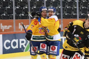 Dominik Hardmeier (l.) freut sich über den Sieg mit dem EHC Dübendorf über Wiki-Münsingen. Dominik Hardmeier (l.) freut sich über den Sieg mit dem EHC Dübendorf über Wiki-Münsingen.