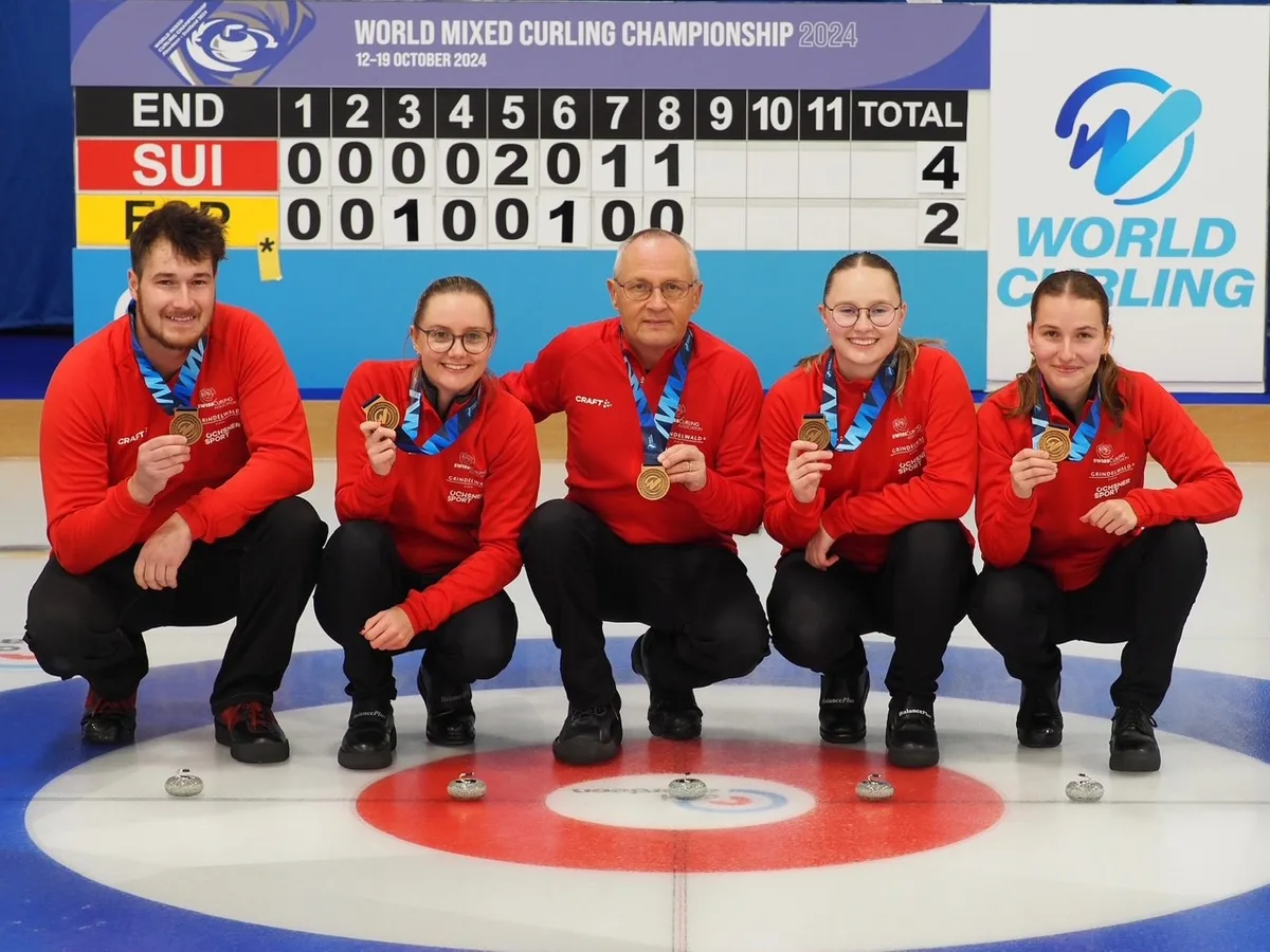Die WM wurde für sie zur Erfolgsgeschichte (von links): Yves Wagenseil, Nora, Dieter, Marion und Carola Wüest (Coach). Die Volketswiler Curling-Familie Wüest holte an der Mixed-WM die Bronzemedaille.