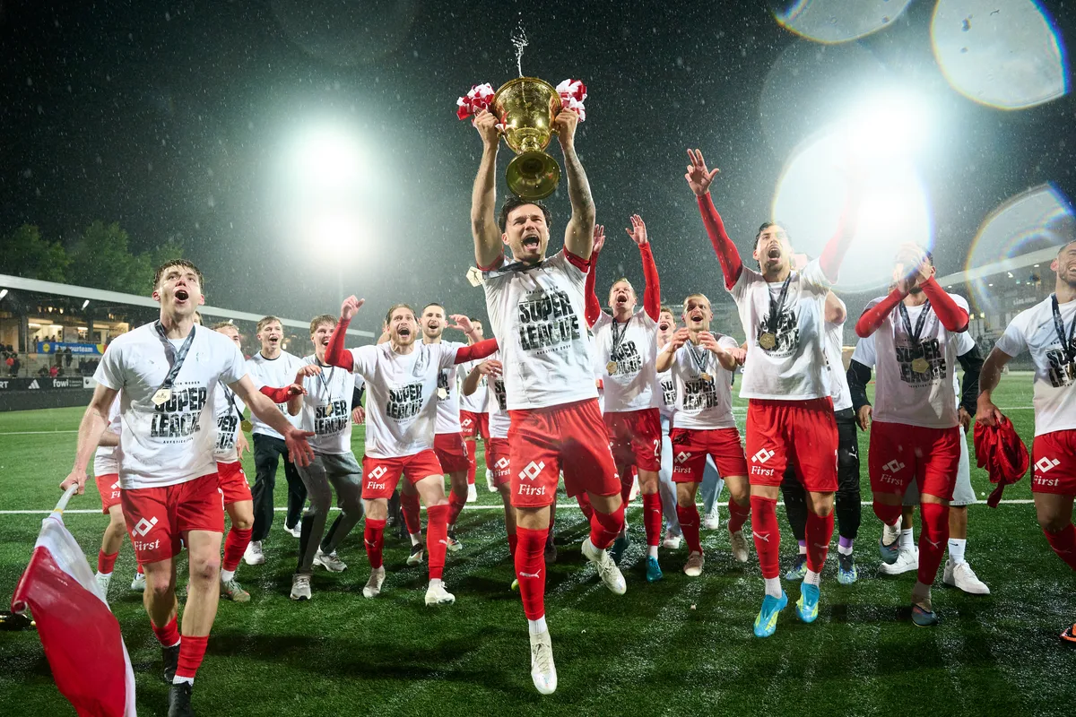 30658454-10 16.05.2026; Wil; Fussball Challenge League; FC Wil - FC Vaduzl; Dominik Schwizer (Vaduz) Feier mit dem Pokal den Meistertitel (Michael Zanghellini)