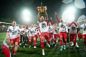 30658454-10 16.05.2026; Wil; Fussball Challenge League; FC Wil - FC Vaduzl; Dominik Schwizer (Vaduz) Feier mit dem Pokal den Meistertitel (Michael Zanghellini)