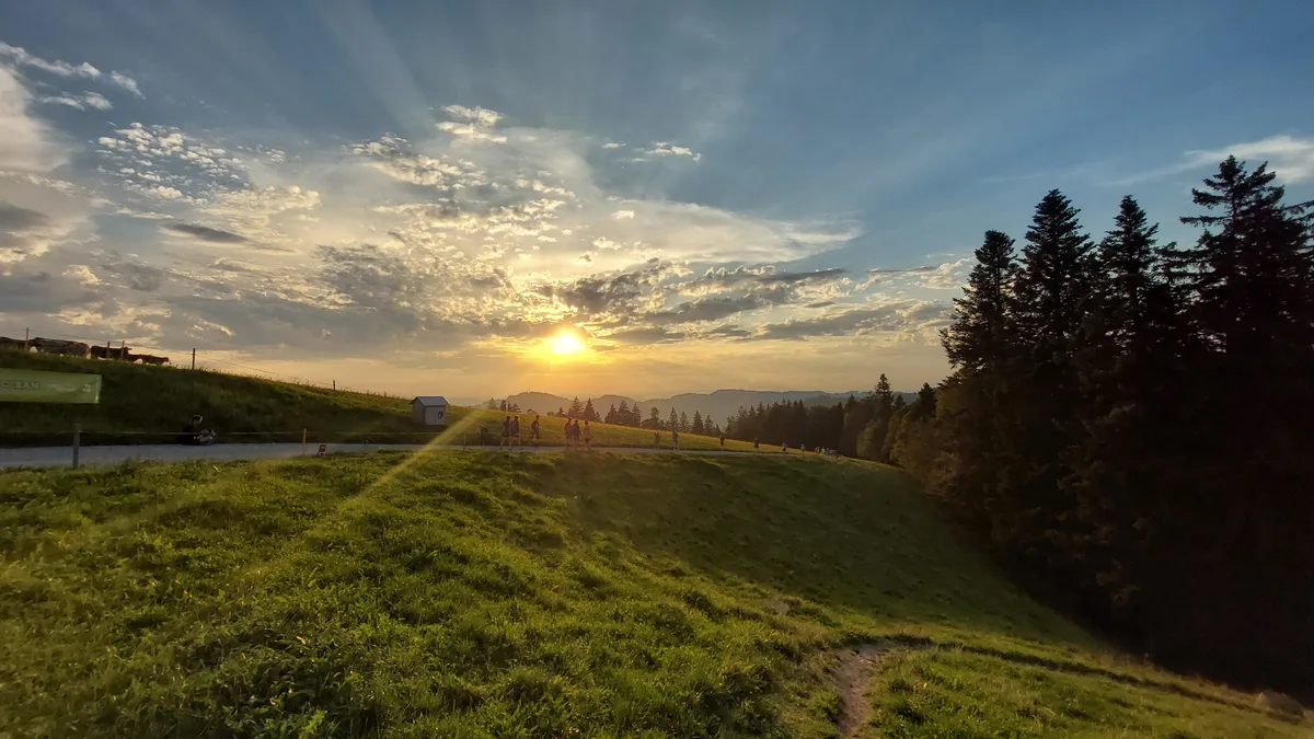 Nach der 1. Etappe ist vor dem 2. Teilstück: Die Läuferinnen und Läufer spazieren bei Sonnenuntergang von der Farneralp zurück nach Wald. -