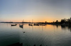 22022531-1 Der atemberaubende Sonnenuntergang bei der Seepromendade Pfäffikon.