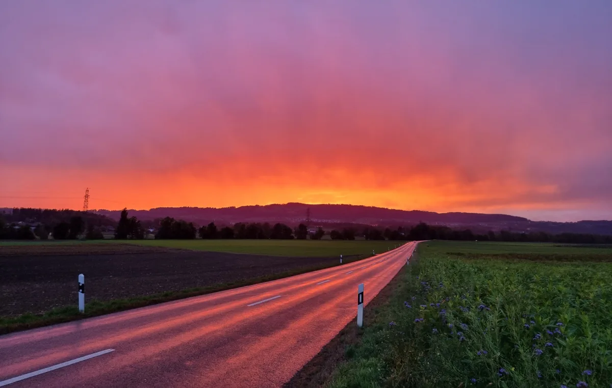 25557512-3 Dieser Sonnenuntergang strahlt mit seinen vielfältigen Farben pures Glück aus.