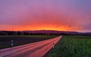25557512-3 Dieser Sonnenuntergang strahlt mit seinen vielfältigen Farben pures Glück aus.