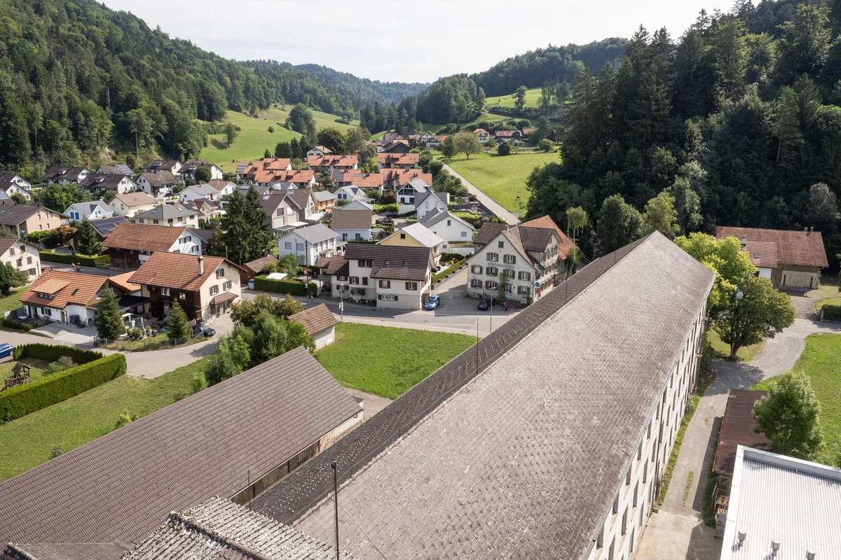 25027080-1 Vom Baugerüst des Hochkamins hat man eine gute Sicht auf den Weiler Juckern und das Fabrikgebäude der ehemaligen Weberei.