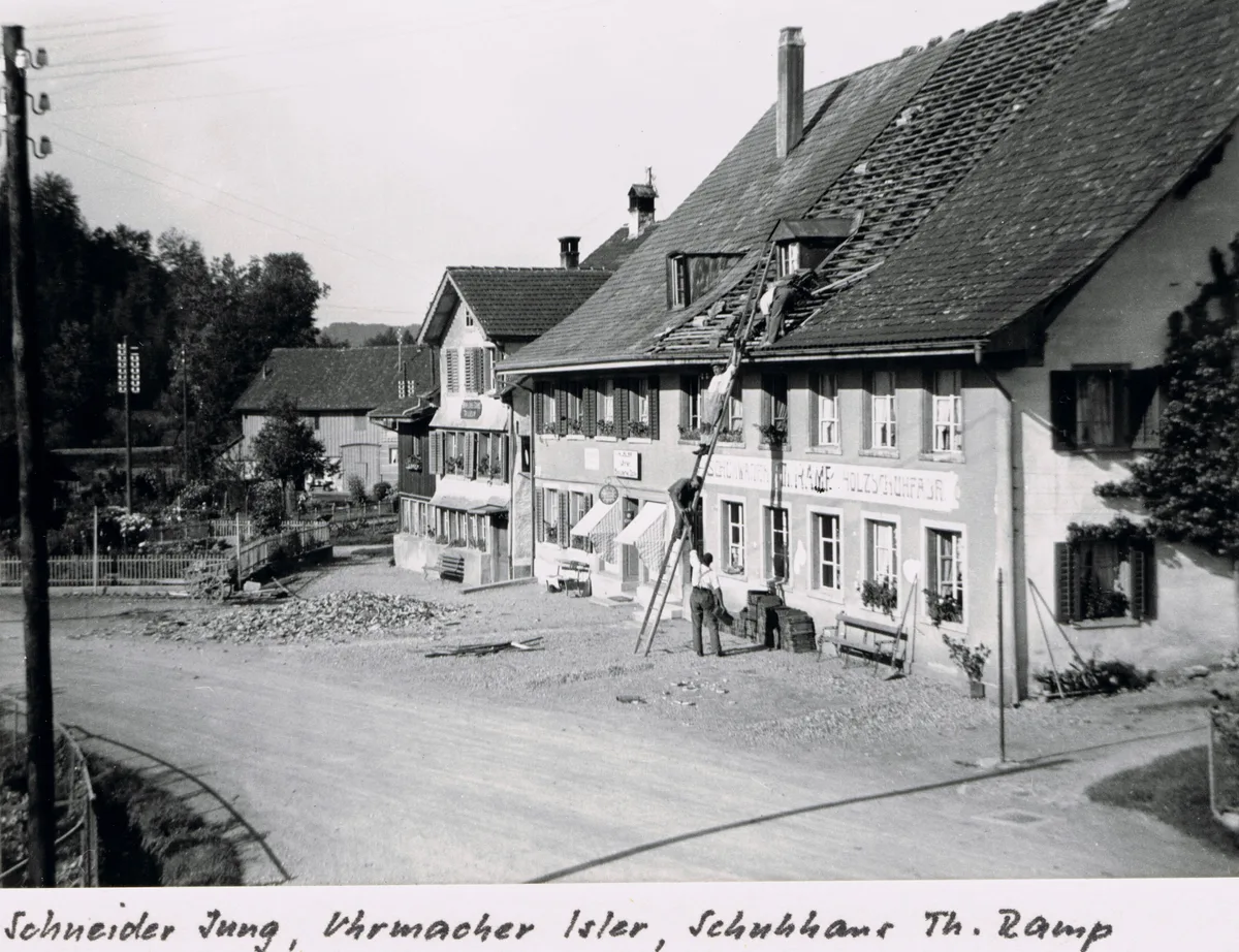 Die Aufnahme zeigt, vorne im Bild das Schuhgeschäft Ramp und die einfache Dachdeckerarbeit
Foto: Archivaufnahme Christian Meier Die Aufnahme zeigt, vorne im Bild das Schuhgeschäft Ramp und die einfache Dachdeckerarbeit
Foto: Archivaufnahme Christian Meier