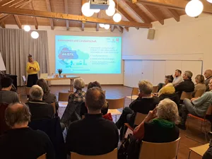 11038503-1 Mit ihrem Referat über Agrarökologie und Klimagerechtigkeit sensibilisierte Tina Goethe die Gemeinde hinsichtlich globaler ökologischer und wirtschaftlicher Zusammenhänge.