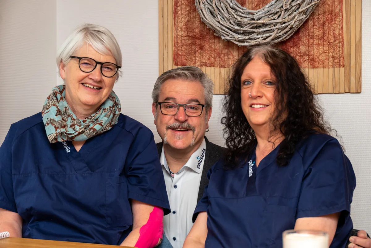 Das Pallistella Team: Heike Wiesner, operative Leiterin des Hospiz (links) Herbie und Corina Günter, Geschäftsleiter von Pallistella (mitte und rechts)
Foto Dominik Landwehr