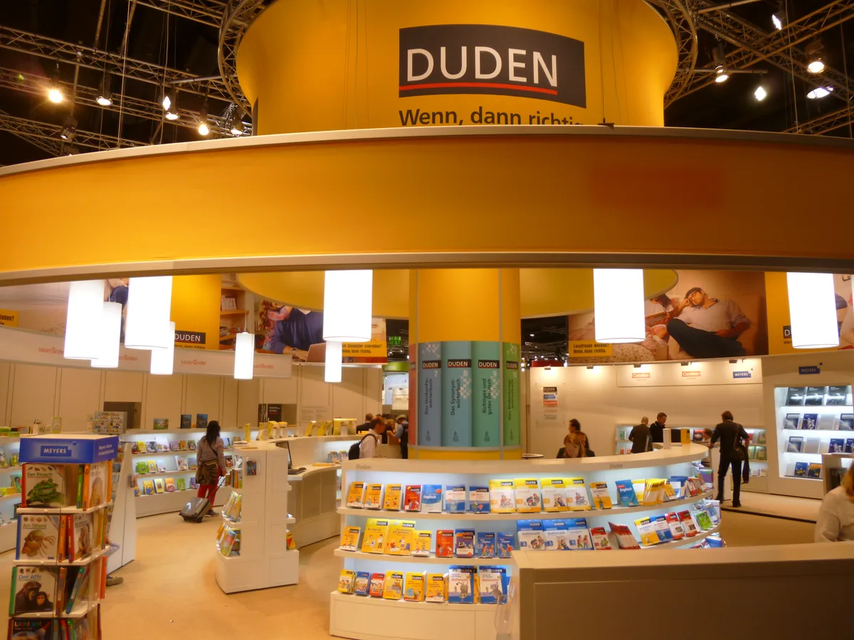21235702-2 Das Mekka für Wörter-Fans: Der Duden-Stand an der Frankfurter Buchmesse. Wer genau hinsieht, kann gar einige wilde «Word Nerds» erkennen.