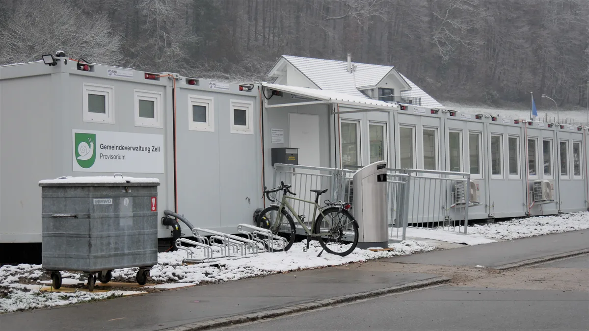 Das Gemeindehaus Zell in Rikon wird derzeit saniert. Die Verwaltung findet in einem Containerprovisorium Platz.