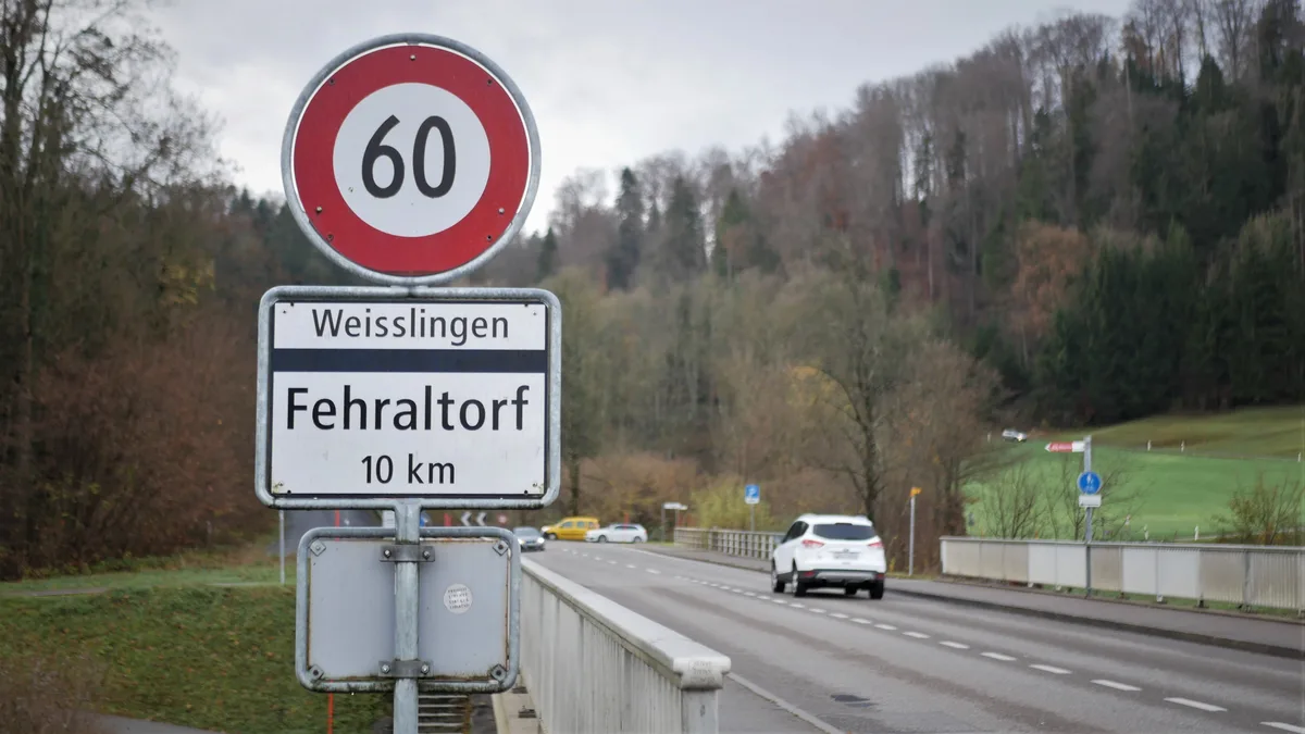 Die Strassenbrücke über die Töss auf der Strecke von Kollbrunn in Richtung Weisslingen soll saniert werden.