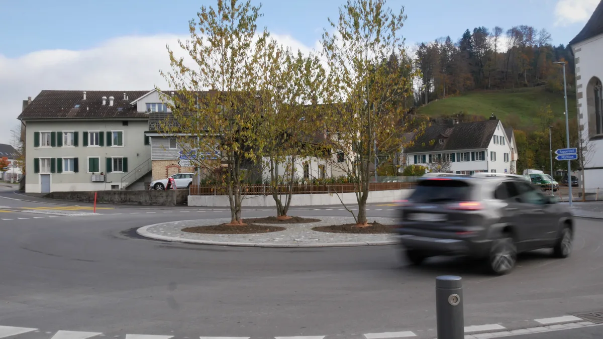 Der neue Kreisel in Turbenthal hat eine Begrünung erhalten.