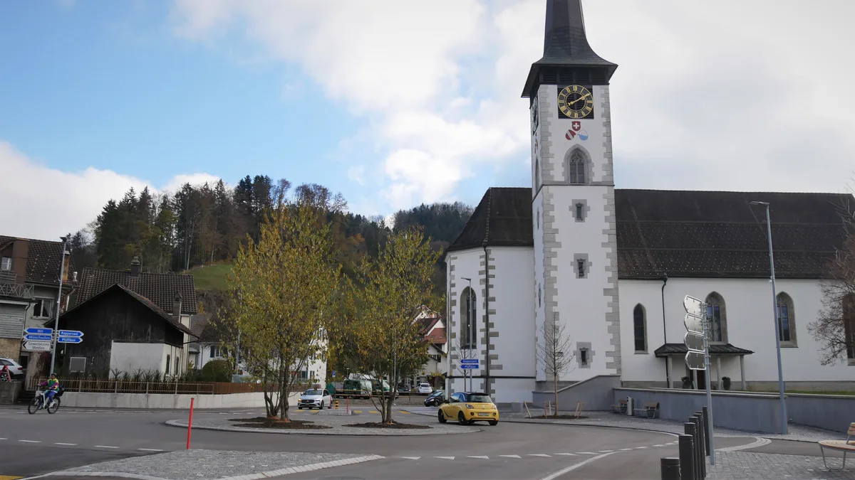 Der neue Kreisel in Turbenthal hat eine Begrünung erhalten.