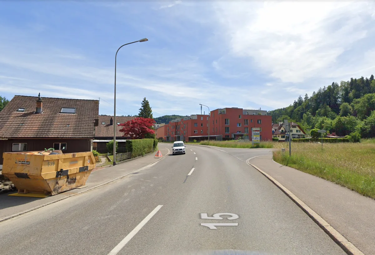 Auf diesem Abschnitt der Tösstalstrasse in Rikon ist ab Montag Geduld gefragt.