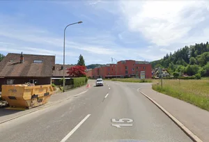 21728914-1 Auf diesem Abschnitt der Tösstalstrasse in Rikon ist ab Montag Geduld gefragt.